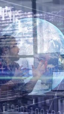 Ofisteki çeşitli iş adamları üzerinde küresel ve finansal veri işleme animasyonu. Küresel iş, finans ve veri işleme kavramı dijital olarak oluşturulmuş video.