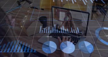 Kadın bilgisayarını uzaktan arama için açıyor, ızgara pasta grafikleri ve ölçüm çubuğu grafikleri olarak yazıyor. İşbirliği, takım çalışması, veri görselleştirme, analitik, dijital arayüz, uzaktan çalışma, modern