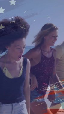 Amerikan bayrağının güneşli plajda yürüyen mutlu arkadaşlarla animasyonu. Amerika 'nın bağımsızlık günü, 4 Temmuz, yaz, tatiller ve kutlamalar, dijital olarak üretilen animasyon.