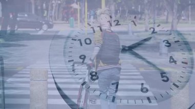 Zaman kaplaması, motorsikleti Zebra geçidinde iten adamı gösteriyor ki zaman izleme teknolojisi. Kentsel, sokak, ulaşım, etkinlik, hareket, minimalizm, teknoloji