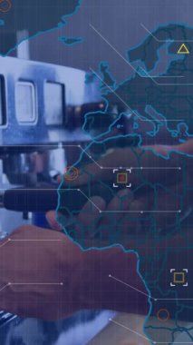 Kahveci üzerinden dijital arayüz animasyonu kahve yapıyor. Dijital olarak oluşturulmuş küresel bağlantılar, veri işleme ve dijital arayüz kavramı.