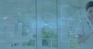 Hasta verilerini incelerken holografik kaplamanın arkasına giren ve tableti tıklatan hemşire. Sağlık, teletıp, dijital sağlık, modern klinik, tıbbi teknoloji, hasta bakımı, fütüristik