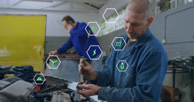 Kıdemli tamirci, servis için yağ sıvısı ölçüyor, metrik simgeli telefon kullanan asistan. Otomotiv, tanı, sürdürülebilirlik, bakım, takım çalışması, endüstriyel, teknoloji