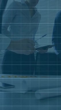 Muhtelif meslektaşların ofiste iş görüşmesi üzerine finansal veri işleme animasyonu. Küresel iş, finans ve dijital arayüz kavramı dijital olarak oluşturulmuş video.