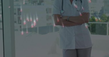 Klinisyen kolları bağlı, steteskop ve sağlık verilerini birbirine bağlayan ikili kaplama iniyor. Tıbbi, teknoloji, yenilik, profesyonel, kentsel, dijital, sağlık