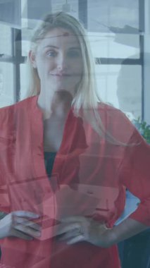 Ofiste çalışan çeşitli iş adamları üzerinde finansal veri işleme animasyonu. Küresel iş, finans ve dijital arayüz kavramı dijital olarak oluşturulmuş video.