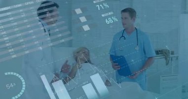 Sağlık ekibi hayati organları inceliyor, tablet tıkırdatma çizelgeleri planlama için. Sağlık, işbirliği, tanı, klinik, teknoloji, hassasiyet, takım çalışması