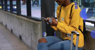 Ulaşım merkezindeki akıllı telefonu dinleyen ve AR haritalarını ve grafiklerini yol planlaması için aktive eden bir kadın. Futuristik, dijital, kentsel, teknoloji, hareketlilik, yenilik, veri