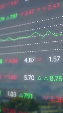 Şehir manzarası üzerinde finansal veri işleme animasyonu. Küresel finans, iş, bağlantılar, hesaplama ve veri işleme kavramı dijital olarak oluşturulmuş video.