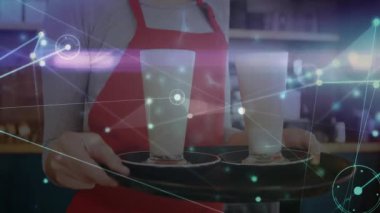 Kahveci elinde iki latte bardağı tutarken ve kafede kimliğini açıklarken ağ grafikleri kayboluyor. Teknoloji, konukseverlik, kentsel, modern, canlı, profesyonel, iletişim