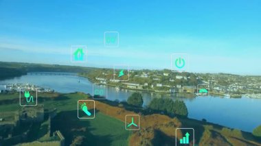 Enerji ve ekolojik ikonlar ölçümleri gösterirken insansız hava aracı nehir kenarındaki şatonun üzerinde yükseliyor. Peyzaj, sürdürülebilirlik, yenilenebilirlik, çevre, ekoloji, koruma, teknoloji