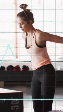 Beyaz bir kadının kutuya atlaması ve boks salonunda egzersiz yapması üzerine veri işleme animasyonu. Spor, rekabet, egzersiz ve veri işleme kavramı dijital olarak oluşturulmuş video.