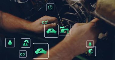 Motor verimliliği için mekanik eller konnektör kuruyor, kablolama yönlendiriliyor ve simgeler yüzüyor. Teknoloji, yenilik, sürdürülebilirlik, otomotiv, sanayi, mühendislik, onarım