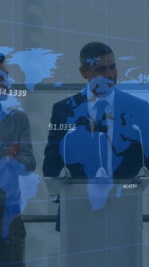 Çeşitli iş adamlarının konuşmaları üzerine veri işleme animasyonu. küresel iş, finans, bağlantılar ve dijital arayüz konsepti dijital olarak oluşturulmuş video.