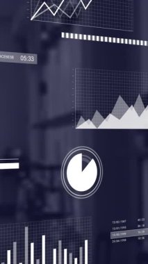 Boş ofis üzerinden finansal veri işleme animasyonu. Küresel iş, finans, bilgisayar ve dijital arayüz kavramı dijital olarak oluşturulmuş video.