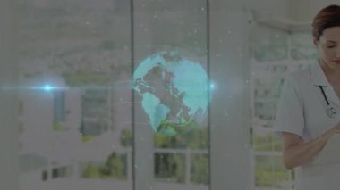 Kadın doktor tableti hasta verileri için yarı saydam hologramı kaydırmak üzere tıklatıyor. Tıbbi, teknoloji, fütüristik, yenilik, sağlık, danışmanlık, bilim