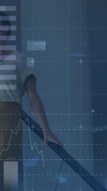 Kafkasyalı iş kadınıyla ilgili finansal veri işleme animasyonu. küresel iş, finans ve veri işleme kavramı dijital olarak oluşturulmuş video.