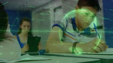 Sınav zamanı başladı, kız dinleniyor ve oğlan titreşen veriler altında sınav kağıtları yazıyor. Eğitim, konsantrasyon, odaklanma, takım çalışması, teknoloji, akademik, öğrenim