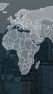 Şehir manzarasının havadan görüntüsüne karşı dünya haritası ve veri işleme animasyonu. Küresel ağ ve iş teknolojisi kavramı