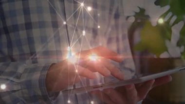 Kapalı çekim adamı tableti tıklatıyor dijital ağ hatlarını daraltıyor ve veri incelemesi için uzaklaşıyor. Teknoloji, bağlantı, yenilik, veri, iletişim, modern, dijital