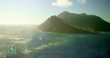 Yeşil buji simgesinde kaybolan simgeler yukarı doğru sürükleniyor ve adanın üzerinde sürdürülebilirlik bulutu oluşturuyor. Yenilenebilir, sürdürülebilirlik, çevre, enerji, koruma, ekolojik, yenilik