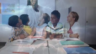 Öğrenmek için açık bir kitabı işaret eden çocukların arkasında yürüyen öğretmen olarak sınıfta süzülen bulutlar. İşbirliği, akıl hocalığı, eğitim, takım çalışması, dijital, ilham, gençlik