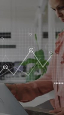 Ofiste dizüstü bilgisayar kullanan beyaz bir kadın için istatistiksel veri işleme arayüzünün animasyonu. Bilgisayar arayüzü ve iş veri teknolojisi kavramı