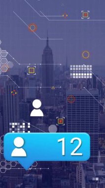 Şehir manzarası üzerinde sosyal medya simgeleri ve veri işleme animasyonları. Küresel sosyal medya, teknoloji ve dijital arayüz kavramı dijital olarak oluşturulmuş video.