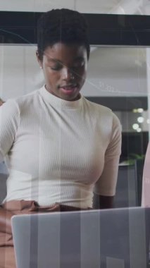 Ofisteki çeşitli iş adamları üzerinde finansal veri işleme animasyonu. Küresel finansman, iş ve dijital arayüz kavramı dijital olarak oluşturulmuş video.