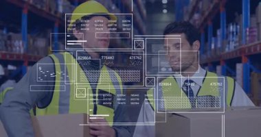 Depo çalışanları yukarı bakan kutularla envanter analizlerini araklarken veri panellerini başlatıyorlar. Sanayi, lojistik, teknoloji, işbirliği, analitik, depo, envanter