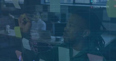 Finansal analist cam tahtada işaretleme çizimi yapıyor ve incelenmek üzere grafikler çıkıyor. İş, finans, teknoloji, analitik, veri görselleştirme, kurumsal, modern