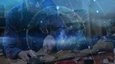 Bıçak ustasının dijital küreyle ayakkabı yapımı için yaptığı deri kesikler sayesinde. Sanatçılık, zanaat, atölye, kesinlik, geleneksel üretim, yenilik