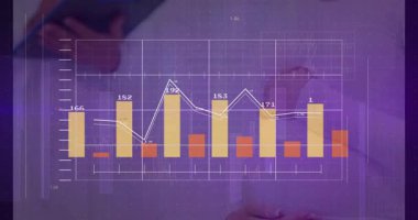 Çizelge verileri nüfus ediyor, hasta karnı tomurcuklanıyor, doktor panoya bakıp fetüs sağlığını kontrol ediyor. Tıbbi, sağlık, tanı, annelik, annelik, analitik, mesleki