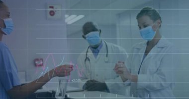 Hemşire, tıbbi analitik bakım kararı için hemşire istasyonuna şişeyi uzatıyor. Klinik, işbirliği, veri, sağlık, tanı, takım çalışması, bilimsel