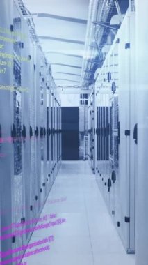 Bilgisayar sunucuları üzerinden veri işleme animasyonu. Küresel iş, bilgisayar, veri işleme ve bağlantılar konsepti dijital olarak oluşturulmuş video.