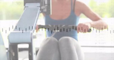 Çekici kürek çekme kolu, fitness vuruşlarını başlatan, izleme için metrik görüntü üreten bir kadın. Atletik, fitness, modern, sağlık, eğitim, kararlılık, sağlık