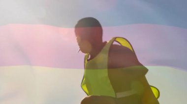 Düşen futbol topunu yakalayan erkek atlet sahada oturuyor ve top kontrolü eğitimi için hokkabazlık yapıyor. Spor, eğitim, çeviklik, açık hava, odaklanma, hareket, aktivite