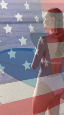 Yazın sahilde sörf tahtası olan beyaz bayrak üzerinde ABD bayrağının canlandırılması. Amerikan vatanseverliği, çeşitlilik ve tatil konsepti dijital olarak oluşturulmuş video.