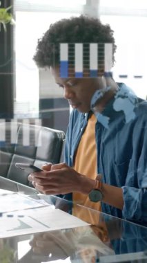 Afro-Amerikan iş adamının ofisinde veri işleme animasyonu. Küresel finans, iş, bağlantılar, hesaplama ve veri işleme kavramı dijital olarak oluşturulmuş video.