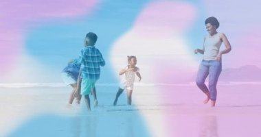 Anne dalgaları tekmeliyor seyahat için sığ dalgaları kovalayan aile olarak seyahat simgelerini aktifleştiriyor. Deniz kenarı, eğlence, eğlence, ufuk, açık hava, mutluluk, kaynaşma