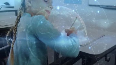 Kız, eğitim için sınıf masasının etrafında dönen dünya kaplamalı bir not defterine yazı yazmaya başlıyor. Eğitim, öğrenme, çocukluk, yaratıcılık, yenilik, teknoloji, sınıf