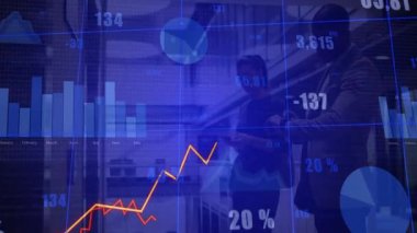 Finansal veri alan meslektaşlar ve tabletteki büyümeyi analiz eden tırmanış çizgisi grafikleri. İş, veri, analitik, teknoloji, şirket, profesyonel, dijital