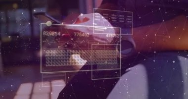 Eller dinleniyor, telefonları araklıyor, sayısal veri panellerini güncelliyor, son dinlemeden sonra çöküyor. Teknoloji, veri, arayüz, dijital, analitik, iş akışı, yenilik