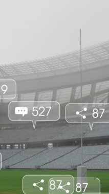Değişen numaraların animasyonu, gökyüzüne karşı boş stadyumun üzerindeki ikonlar. Dijital bileşik, çoklu pozlama, sosyal medya anımsatıcı, iş, büyüme ve spor kavramı.