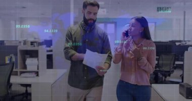 Kadın ve erkek iş koridorunda yürürken bir yandan da kadın arıyor ve verileri üst üste koyuyor. Profesyonel, işbirliği, veri görselleştirme, modern, kurumsal, iletişim, üretkenlik