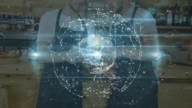 Baristalar akıllı telefon yetiştiriyor, yardımcı rehber teknisyen ile hologram küreyi çağırıyorlar. Teknoloji, yenilik, işbirliği, dijital, fütüristik, çalışma alanı, iletişim