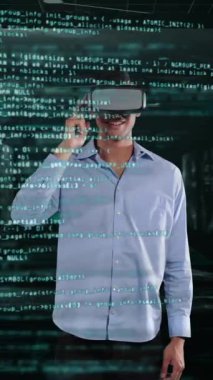 Sanal gerçeklik kulaklığı takan bir adamın animasyonu. Arka planda bilimsel veri işleme cihazı olan ekranlar. Dijital ağ bilimi ve tıp konsepti dijital olarak oluşturuldu.