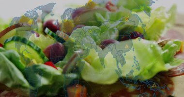 Dünya haritası salata üzerinde kayboluyor, veri simgeleri ortaya çıkıyor, salatalık dilimleri dönüyor, küresel bağlantılar gösteriliyor. Taze üretim, dijital görselleştirme, sağlıklı yaşam tarzı, besin sunumu, veri bağlantısı, modern tasarım, beslenme görüntüleme