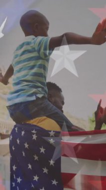 Amerikan bayrağı, Amerikan bayrağına sarılmış ve çocuklarını taşıyan Afrikalı Amerikalı çifte karşı tasarlandı. Amerika 'nın bağımsızlık kutlamaları ve vatanseverlik kavramı