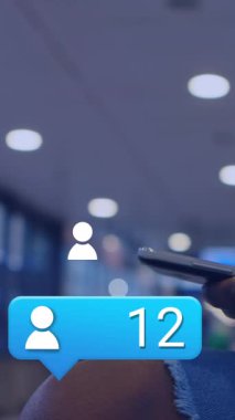 Kafkasyalı bir kadının akıllı telefon kullanması üzerine sosyal medya tepkisi animasyonu. Sosyal medya, ağ, iletişim ve teknoloji konsepti dijital olarak oluşturulmuş video.